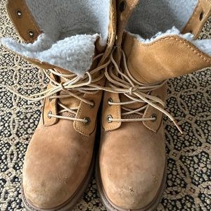 Timberland shearling lined boots Size 8